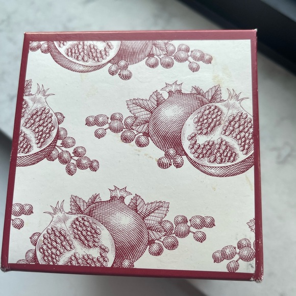 Williams Sonoma Winter Berry Candle - NEW IN BOX 9oz - Picture 3 of 6